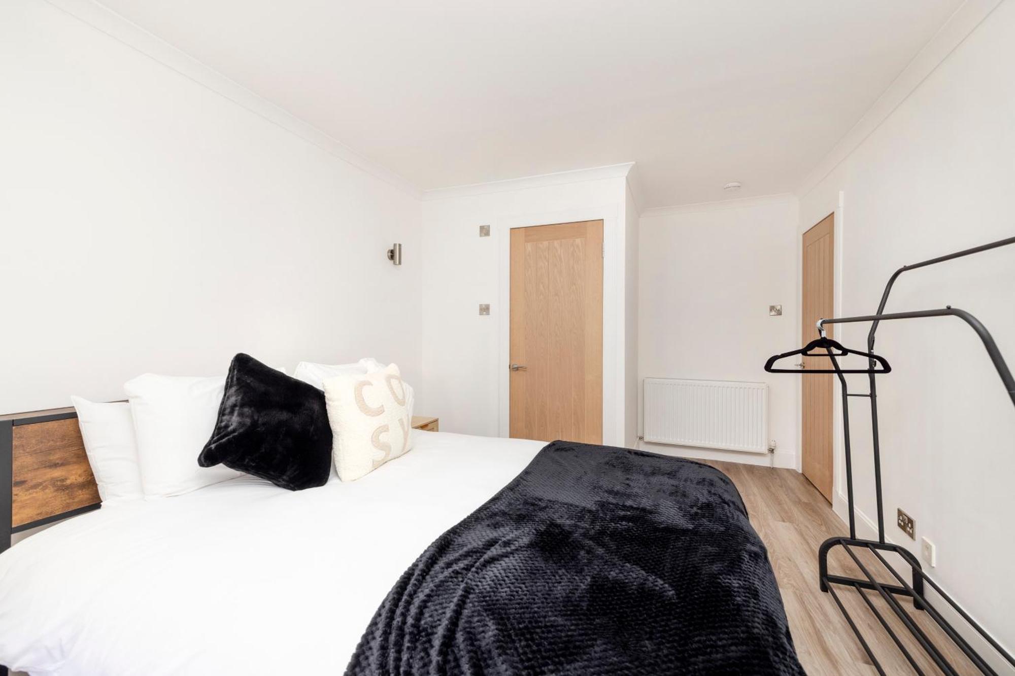 Joivy 3Br Flat In Haymarket With Free Parking 에든버러 외부 사진